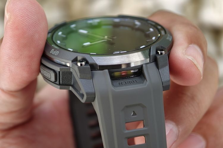Garmin, Instinct Crossover AMOLED, smartwatch, jarum jam, analog, SmartWatch, instinct crossover amoled, harga Garmin Instinct Crossover AMOLED, Kesan Awal Pakai Smartwatch Garmin Instinct Crossover AMOLED, Jam Tangguh yang Ringan, Ada jarum jam analog, Desain bodi tangguh, Punya senter, Tak terlalu besar dan nyaman dipakai