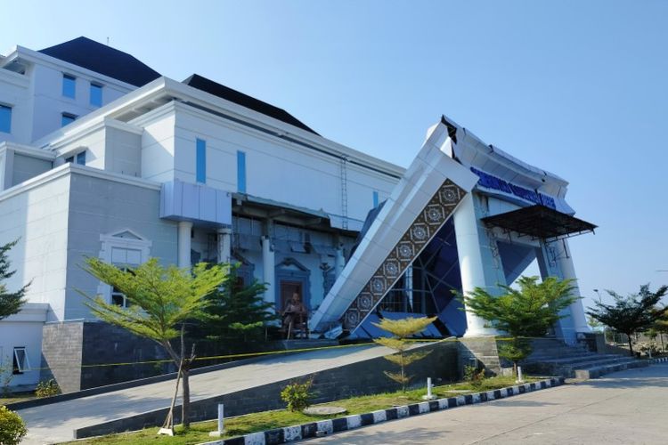 Brebes, atap teras, Pemkab Brebes, Atap teras ambruk, atap teras brebes, atap teras brebes ambruk, atap kantor pemkab brebes ambruk, Baru Diresmikan 2022, Atap Kantor Pemerintahan Terpadu Brebes Ambruk, Dua Pekerja Luka, Dua Pekerja Terluka, Bupati Brebes Turun Tangan, Saksi Mata Ceritakan Detik-detik Atap Ambruk, Gedung KPT Brebes Sempat Bermasalah Sebelumnya, KPT Brebes Diresmikan 2022