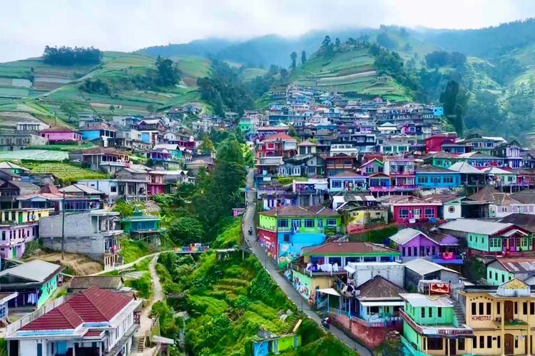 Nepal van Java, Kaliangkrik, Gunung Sumbing, gunung sumbing, aktivitas di nepal van java, wisata di nepal van java ngapain aja, 5 Aktivitas Seru yang Wajib Dicoba Saat Datang ke Nepal van Java, 1. Menikmati Pemandangan dari Atas Gedung Serbaguna Desa Butuh, 2. Menginap di Homestay dan Berinteraksi dengan Warga Lokal, 3. Jalan Pagi Menyusuri Desa, 4. Menikmati Mi di Warung Tongkrong Atas Awan, 5. Berbelanja Sayur Segar