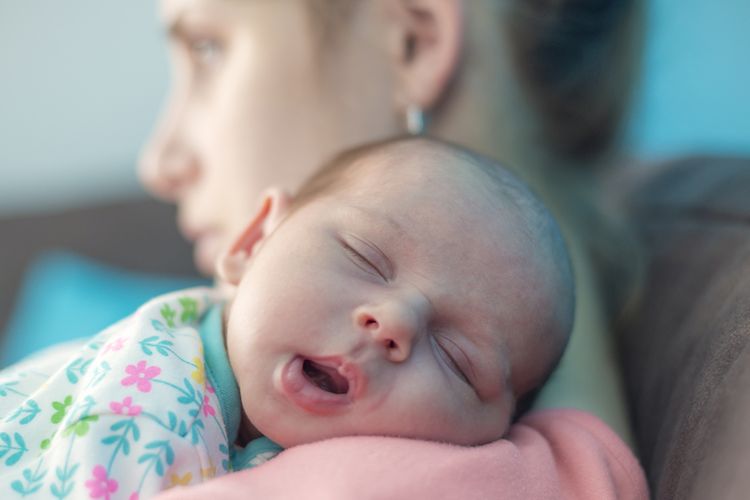 baby blues, postpartum depression, depresi postpartum, baby blues adalah, kesehatan mental ibu, kesepian pasca-melahirkan, perubahan hormon setelah melahirkan, cara mencegah baby blues, Kesepian Pasca-Melahirkan Bisa Membahayakan Mental Ibu, Ini Kata Psikolog, Perubahan hormon ibu pasca-melahirkan dan dampaknya, Risiko baby blues, Pentingnya dampingi ibu pasca-melahirkan di rumah sakit, Risiko depresi postpartum