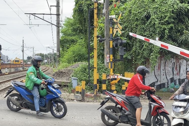 Arsenal, tertabrak kereta, perlintasan sebidang, perlintasan kereta, Palang Pintu Perlintasan, Belajar dari Insiden Alex Manninger Eks Kiper Arsenal Kecelakaan KA