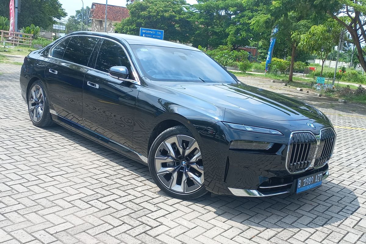 depresiasi mobil listrik, mobil listrik bekas, segmen premium, penjualan EV, Mengapa Mobil Listrik Premium Tetap Diminati?