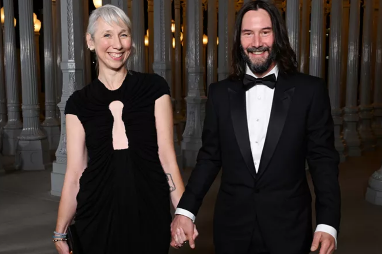 Keanu Reeves, alexandra grant, perjalanan cinta keanu reeves dan alexandra grant, kisah cinta keanu reeves dan alexandra grant, isu pernikahan keanu reeves dan alexandra grant, Bantah Soal Isu Menikah, Begini Perjalanan Cinta Keanu Reeves dan Alexandra Grant, Awal pertemuan lewat karya seni, Go public di tahun 2019, Hidup saling mendukung, Tetap bersama di tengah rumor