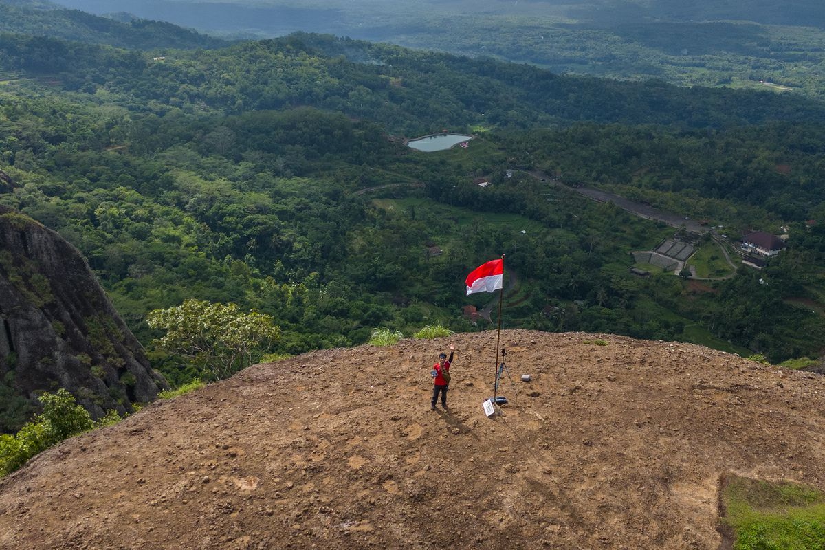 Mau Mendaki di Yogya? Ini Harga Tiket dan Jam Buka Gunung Api Purba Nglanggeran 2026, Pengalaman mendaki Gunung Api Purba Nglanggeran, Keindahan puncak Nglanggeran, Harga tiket pendakian Gunung Api Purba Nglanggeran (terbaru), Jam buka pendakian Gunung Api Purba Nglanggeran