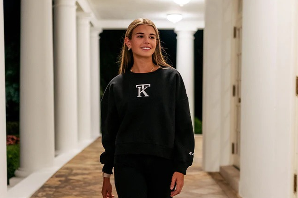 Donald Trump, Donald Trump Jr, Presiden Amerika Serikat, kai trump, kai trump age, siapa kai trump, merek pakaian kai trump, cucu tertua donald trump, clothing line kai trump, kai trump clothing line, Cucu Donald Trump, Kai Trump Rilis Merek Pakaian Mewah, Harga Rp 2 Jutaan