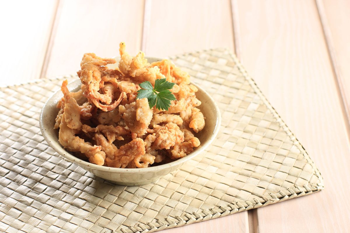 Jamur Krispi, jamur goreng, 5 Rahasia Bikin Jamur Crispy Rumahan Tidak Lembek, 1. Tak perlu mencuci jamur, 2. Perhatikan jenis tepung pelapis, 3. Tambahkan telur ke adonan basah, 4. Gunakan susu bubuk, 5. Tambahkan baking soda