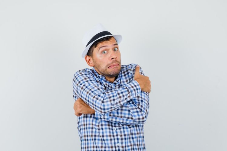 7 Ciri Orang Berbohong yang Sering Tidak Disadari, 1. Menatap mata terlalu intens, 2. Jawaban terdengar terlalu detail, 3. Ekspresi wajah terlihat dikendalikan, 4. Respons sedikit terlambat, 5. Nada suara berubah, 6. Gerakan tubuh justru lebih sedikit, 7. Cerita berubah saat diulang