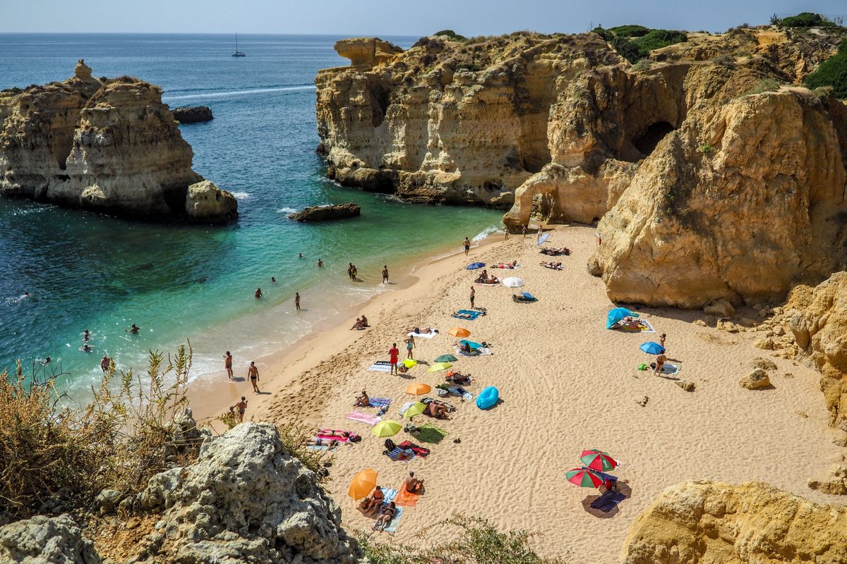 Portugal, Pantai Ini Pertahankan Predikat Terbaik Dunia 2025, Apa Istimewanya?