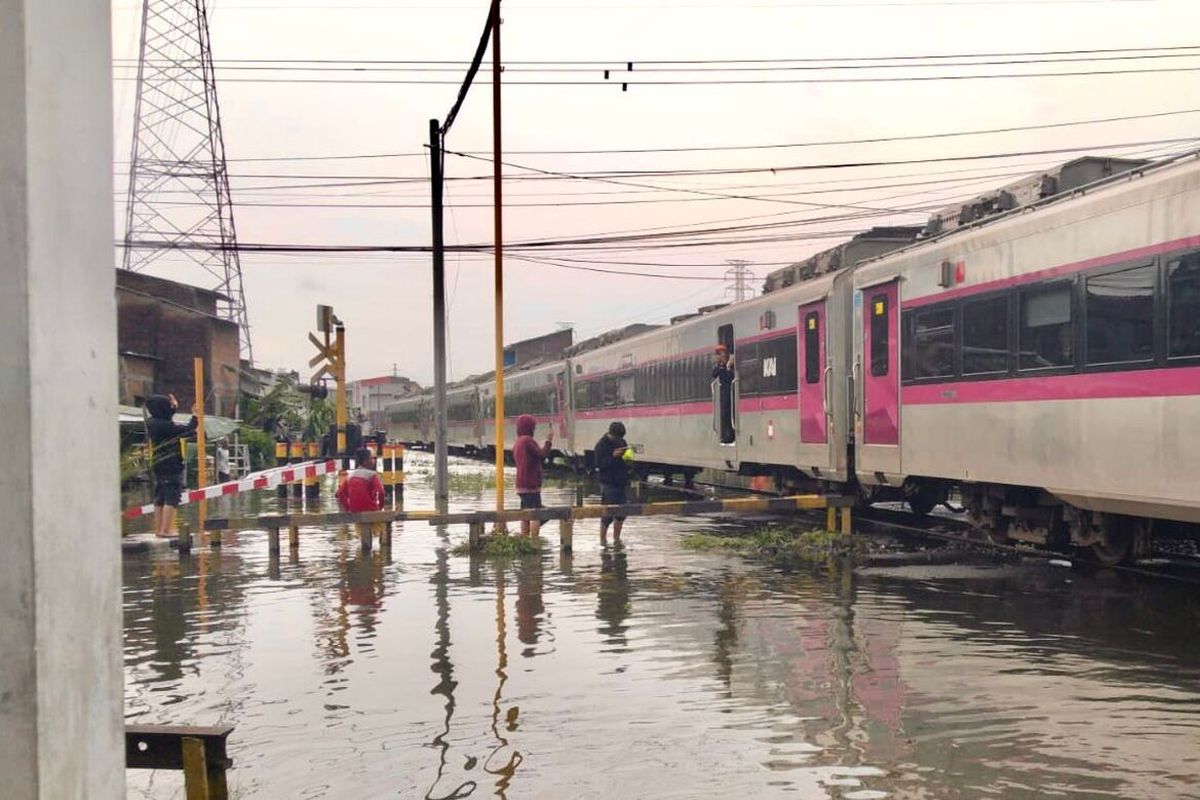 Daop 4 semarang, banjir semarang, kereta dibatalkan akibat banjir, 4 Perjalanan Kereta Dibatalkan Akibat Banjir di Jalur Semarang Tawang-Alastua