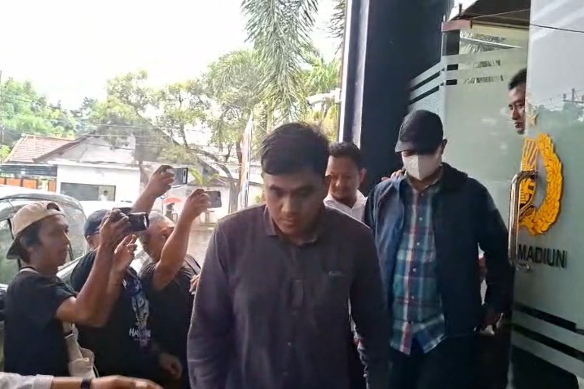 Madiun, Wali Kota Madiun, Maidi, 7 Fakta OTT KPK Wali Kota Madiun Maidi, Sita Ratusan Juta Rupiah Terkait Fee Proyek, 1. Total 15 Orang Diamankan, Termasuk PNS dan Swasta, 2. Dugaan Suap Fee Proyek dan Dana CSR, 3. Barang Bukti Uang Tunai Ratusan Juta Rupiah, 4. Sembilan Orang Dibawa ke Jakarta, 5. Suasana Balai Kota Madiun Lengang, 6. Kepala Dinas PUPR Turut Dibawa, 7. Penentuan Status Hukum 1x24 Jam