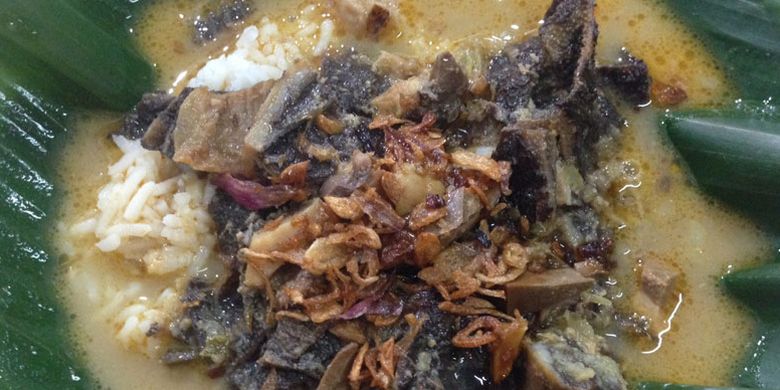 warisan budaya takbenda, Kuliner Jawa Tengah, Nasi Gandul Khas Pati, fakta nasi gandul, Fakta Nasi Gandul, Namanya dari Cara Masaknya?, 1. Asal dari Pati, Jawa Tengah, 2. Disajikan di atas daun pisang, 3. Tiga versi asal-usul nama, 4. Sudah menjadi Warisan Budaya Takbenda, 5. Perjalanan panjang pengakuan WBTb, 6. Tokoh pemopuler nasi gandul, 7. Dahulu hanya untuk kalangan elite, 8. Isi dan kuah yang khas, 9. Penyebaran di luar Pati, 10. Variasi lauk yang beragam