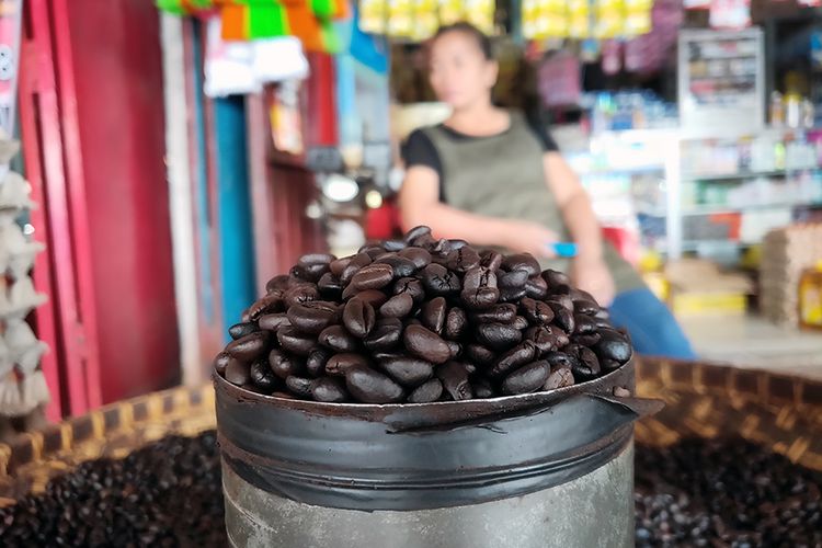 TasteAtlas, kopi, Indonesia, kopi Indonesia, biji kopi, Daftar 9 Kopi Terbaik di Indonesia Menurut TasteAtlas, Apa Saja?, 1. Akasa Coffee – Honey (Kintamani, Bali), 2. Expat. Roasters – Bali Kintamani Natural Espresso, 3. Wahana Estate – Indonesia Sumatra Sidikalang, 4. Seven Bika Coffee – Java Preanger, 5. Tanamera Coffee – Espresso Blend, 6. Seniman Coffee – Sulawesi Toraja, 7. Puntang Coffee – Arabica Wine, 8. El’s Coffee – Kopi Lampung, 9. Mandailing Estate Coffee – Pure Wild Kopi Luwak