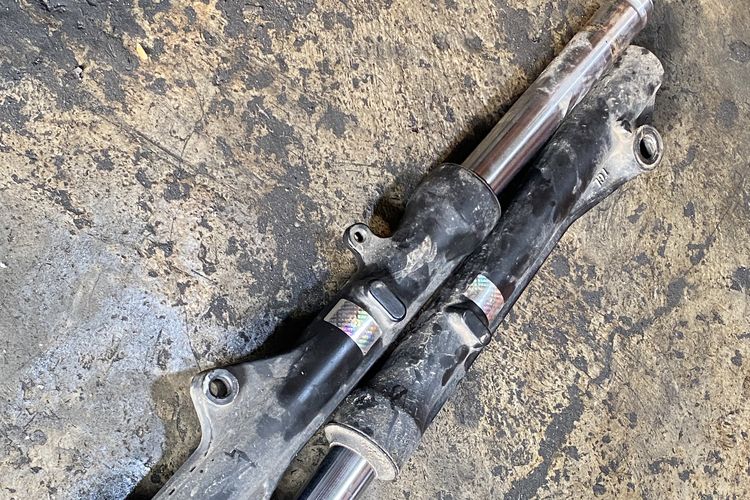 shockbreaker, shockbreaker rusak, Shockbreaker, Shockbreaker motor, Shockbreaker rusak, Shockbreaker kurang oli, Kenali Perbedaan Sokbreker Motor Rusak dan Kurang Oli