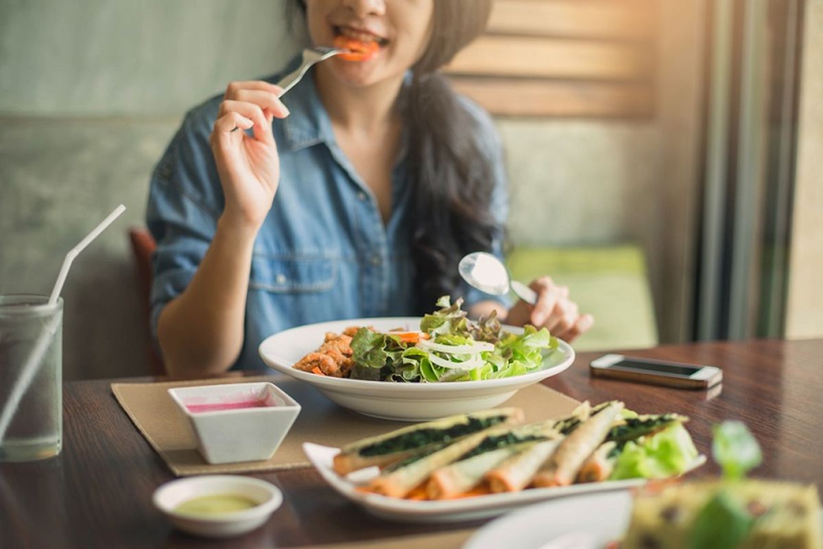 makan banyak tapi tetap kurus, makan banyak tapi berat badan turun, kurus tanpa lapar, Cara Makan Banyak dan Kenyang tapi Tetap Kurus, 1. Pilih makanan berserat tinggi dari biji-bijian utuh, 2. Konsumsi makanan tinggi kandungan air, 3. Kurangi lemak, 4. Pilih camilan manis yang lebih ringan, 5. Cerdas memilih menu cepat saji, 6. Sarapan cerdas dan bergizi, 7. Waspadai saus dan cocolan