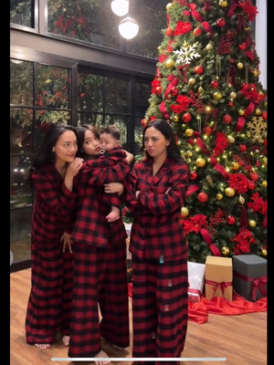 Erika Carlina, Rachel Vennya, Rachel Vennya dan Fuji, 7 Gaya Rachel Vennya dan Fuji Temani Erika Carlina Rayakan Natal, Kompak Tampil Kembaran, 1. Outfit merah bermotif kotak yang serasi, 2. Model busana santai dan nyaman, 3. Tampilan kembaran tanpa kesan berlebihan, 4. Rambut dibiarkan natural, 5. Riasan wajah minimalis, 6. Selaras dengan dekorasi Natal, 7. Memperkuat kesan kebersamaan sahabat