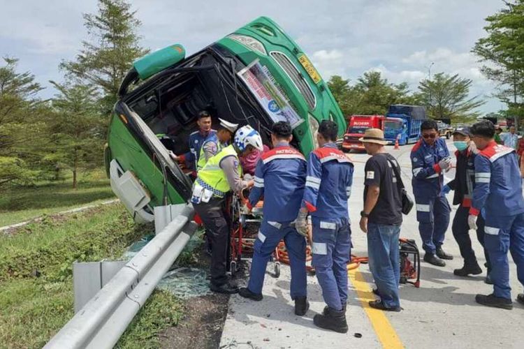 kecelakaan, kecelakaan bus, bus terguling, bus pariwisata, Tidak Hanya Rem Blong, Bus Pariwisata yang Terguling di Exit Tol Pemalang Tidak Laik Operasi