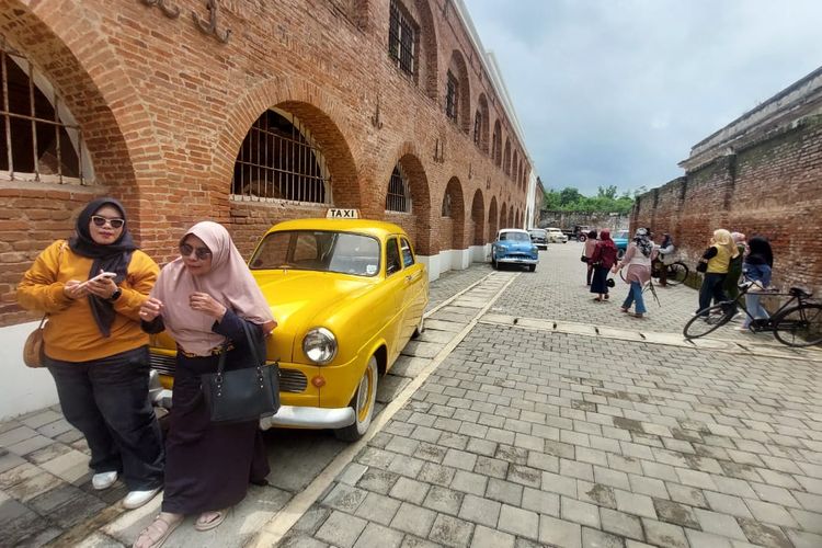 mobil klasik, Benteng Fort Willem 1 Ambarawa, Jawa Tengah, Semarang, Wisata Semarang, Wisata Jawa Tengah, mobil lawas, Wisata Benteng Fort Willem 1 Ambarawa, Ada Mobil Eks Presiden Soekarno?