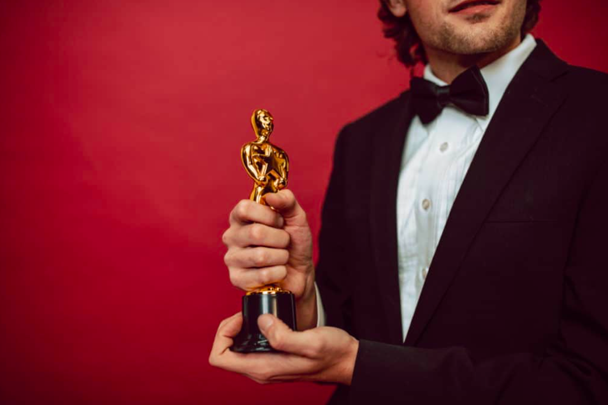 Academy Awards, pemenang Oscar, Proses Penentuan Pemenang Oscar, dari Seleksi Film hingga Voting Final, Tahap awal: Pengajuan film dan seleksi awal, Voting nominasi oleh anggota Academy, Voting final untuk menentukan pemenang, Sistem khusus untuk Best Picture, Hasil pemenang dijaga sangat rahasia