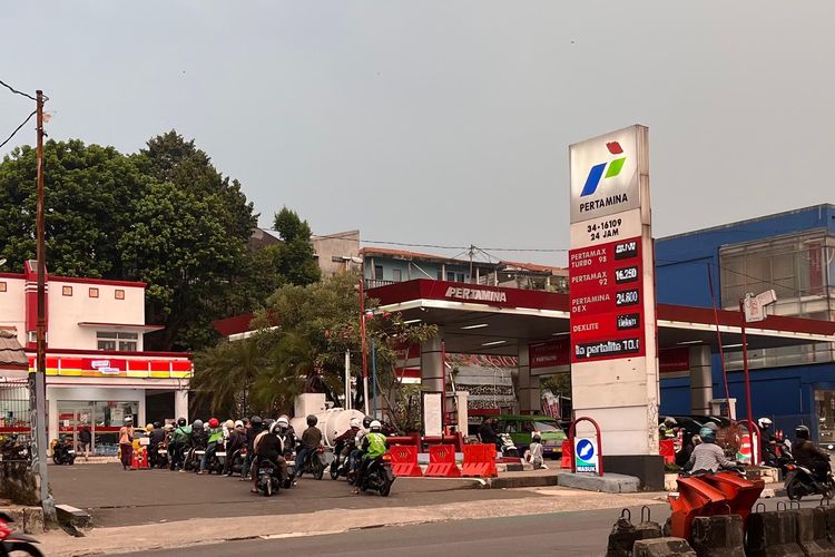 harga Pertamax, antrean Pertalite, Harga Pertamax Naik, Antrean Pertalite di SPBU Bogor Mengular