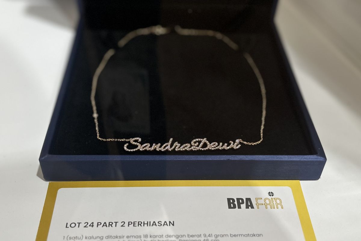 Sandra Dewi, BPA Fair 2026, 10 Perhiasan Sandra Dewi yang Dilelang di BPA Fair 2026, 1. Kalung liontin bertuliskan “Sandra Dewi”, 2. Kalung “Sandra” dari Felice Jewellery, 3. Kalung permata , 4. Dua cincin dari Sandra Dewi Gold, 5. Kalung kunci dari Tiffany &amp; Co., 6. Paket eksklusif 12 perhiasan, 7. Anting besar berinisial “SDW”, 8. Anting bertuliskan “Mika” dan “Rafa”, 9. Gelang “SDW”, 10. Paket 12 perhiasan lengkap