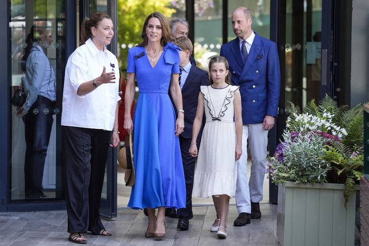 Wimbledon 2025, Kate Middleton, Pangeran William, Prince George, wimbledon 2025, princess charlotte of wales, keluarga Wales, Gaya Kompak Keluarga Prince William dan Kate Middleton di Final Wimbledon 2025, Gaya gagah Pangeran William, Kate Middleton pakai gaun biru terang, Pangeran George tampil dengan setelan jas, Putri Charlotte mengenakan gaun putih ruffle