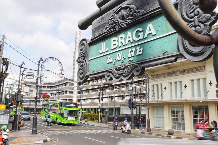 Jalan Braga, wisata bandung kota, itinerary jalan braga bandung, tempat main di braga, Itinerary Seharian Jalan Kaki di Jalan Braga Bandung, Pagi Hari: Sarapan dan Naik Bandros, Menjelang Siang: Jajan Roti dan Es Krim di Sumber Hidangan, Siang Hari: Lihat Bangunan Bersejarah dan Spot Foto Instagramable, Sore Hari: Nongkrong di Cafe Braga Bandung