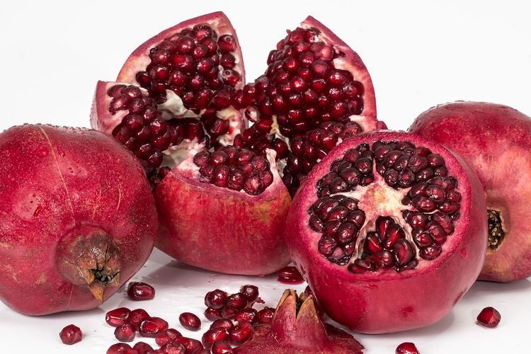 hipertensi, darah tinggi, makanan penurun darah tinggi, penurun darah tinggi, Makanan untuk Turunkan Darah Tinggi, Pas Dikonsumsi Saat Idul Adha, 1. Sayuran hijau, 2. Telur, 3. Minyak zaitun, 4. Semangka, 5. Kayu manis, 6. Buah bery, 7. Cokelat hitam, 8. Delima, 9. Makanan fermentasi, 10. Buah bit, 11. Kiwi, 12. Gandum utuh, 13. Pisang, 14. Bawang putih, 15. Ikan berlemak, 16. Kacang-kacangan