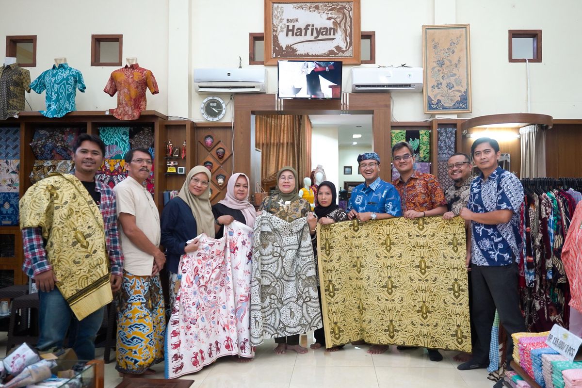 Hari Batik Nasional, Hari Batik Nasional 2025, batik merawit cirebon, batik merawit, makna batik merawit, Batik Merawit Jadi Tema Hari Batik Nasional 2025, Ini Maknanya, Ikon resmi: batik tulis merawit Cirebon, Filosofi batik merawit, Inovasi dan tantangan industri, Batik merawit di mata generasi muda