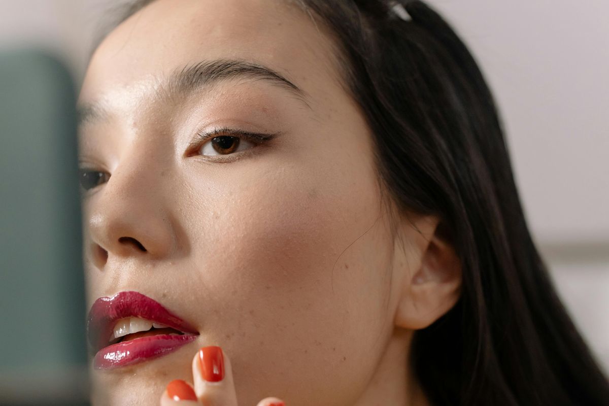 makeup, Beauty, foundation, Kunci Makeup Anti Luntur Saat Panas-panasan Naik Transportasi Umum, 1. Menyiapkan kulit sebelum makeup, 2. Memakai primer jadi faktor penting, 3. Memilih base makeup sesuai dengan tipe kulit, 4. Menggunakan teknik layering, 5. Melakukan touch up dengan teknik tap-tap
