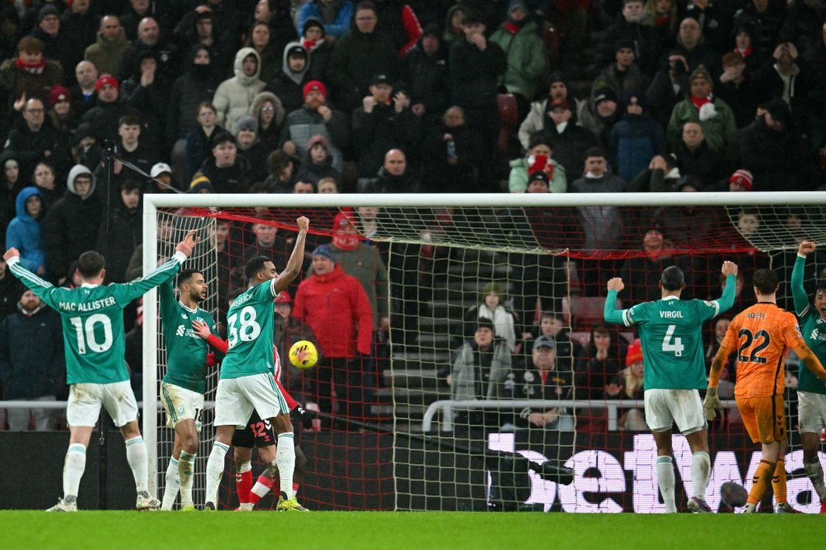 Sunderland, Liverpool, Virgil van Dijk, Hasil Sunderland Vs Liverpool 0-1: Sundulan Van Dijk Amankan 3 Poin The Reds