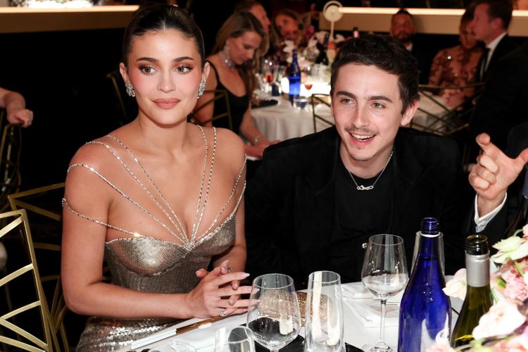 Timothée Chalamet Jadi Bahan Candaan di Oscar 2026 Usai Komentar Soal Balet dan Opera, Candaan di panggung Oscar memicu kontroversi, Komentar soal opera dan balet picu kritik, Reaksi dari tokoh seni, Chalamet gagal raih Oscar