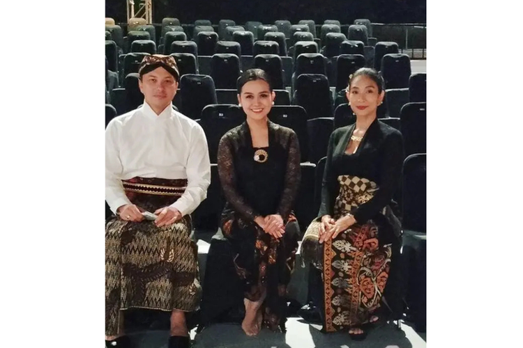Nicholas Saputra, wastra nusantara, hut ke 80 ri, busana nicholas saputra, gaya nicholas saputra, 6 Gaya Nicholas Saputra dengan Busana Nusantara, Pakai Songkok Anyaman di HUT ke-80 RI, 1. Outer tenun kasual, 2. Beskap Jawa, 3. Nuansa adat di acara resmi, 4. Busana adat Bali dengan udeng, 5. Songkok anyaman, 6. Beskap hitam
