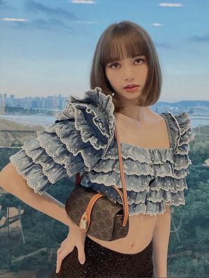 BLACKPINK, Lisa BLACKPINK, Lalisa Manobal, tas pilihan lisa blackpink, inspirasi tas lisa blackpink, 7 Tas Mewah Pilihan Lisa BLACKPINK, Ada Hermes Langka Seharga Rp 4,9 M, 1. Hermès Faubourg Birkin, 2.Louis Vuitton Pumpkin Bag, 3. Celine Tabou Bag, 4. Shushu/Tong Stereo Bow-Appliqué Leather Bag, 5. Mini Gunther Leather Bag, 6. Loewe x Paula’s Ibiza Tomato Clutch Bag, 7. Boyy Hungry Chili Eyelets Bag