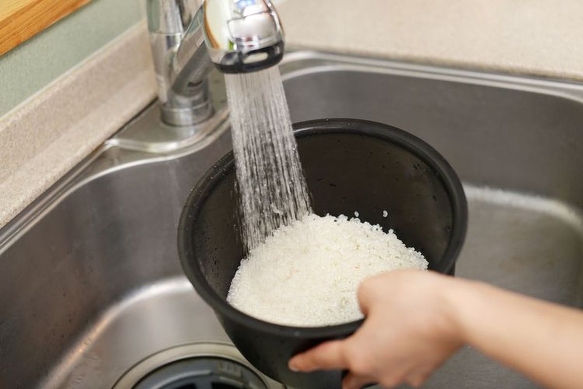 mencuci beras, Sering Dilakukan, Ternyata Ini Bahaya Mencuci Beras di Rice Cooker, 1. Lapisan antilengket cepat rusak, 2. Panci rentan penyok dan gores, 3. Risiko kontaminasi logam, 4. Noda dan Bau Cepat Menempel, 5. Mengurangi Efisiensi Pemanas
