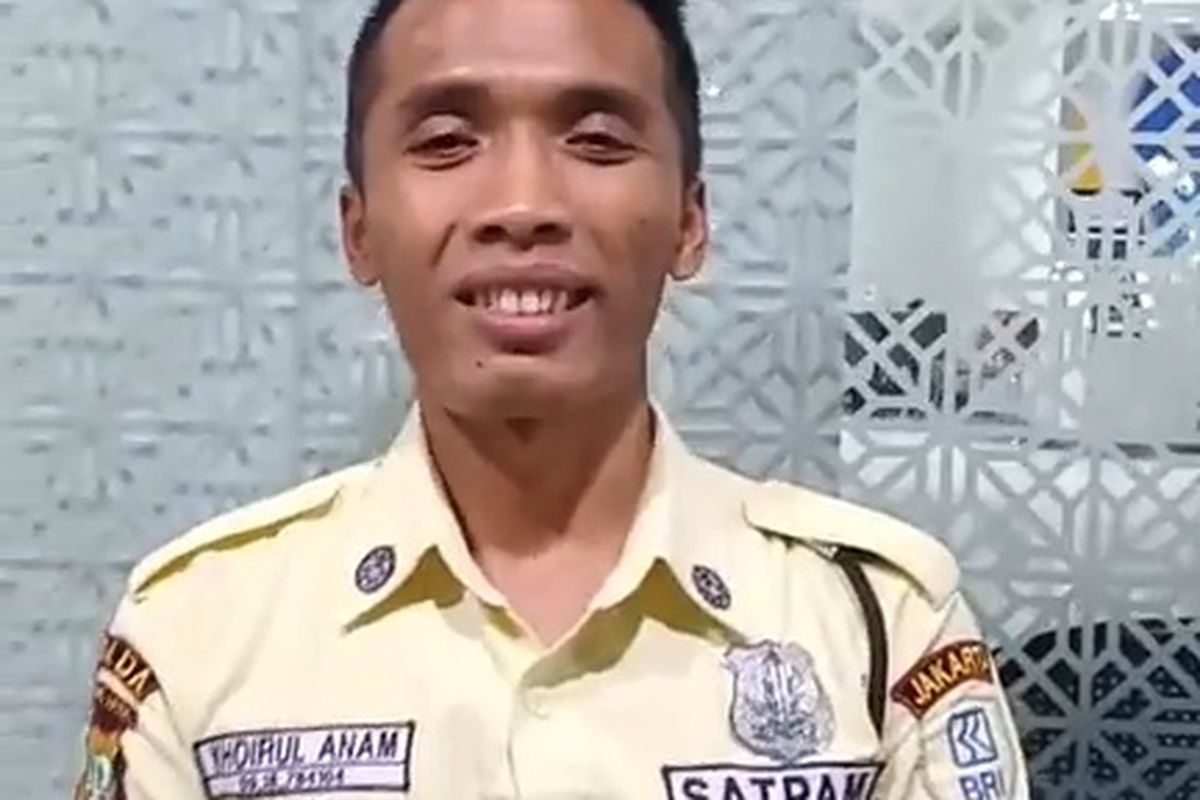rekor MURI, Lampung, Perjalanan Khoirul Anam Satpam Asal Tanggamus, Raih Rekor MURI Melalui Karya Ilmiah, Merantau dengan modal Rp 1 juta, Memutuskan melanjutkan kuliah, Aktif menulis, Dari satpam ke dosen