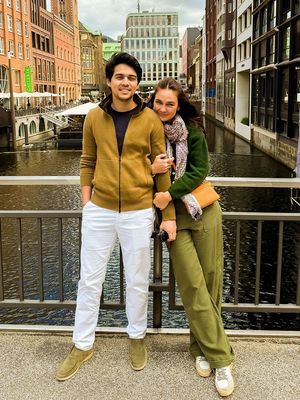 Luna Maya, Maxime Bouttier, gaya sepatu Luna Maya, Gaya sepatu Luna Maya, pernikahan luna maya dan maxime, resepsi pernikahan luna maya, gaya luna maya, gaya sepatu luna maya, sepatu luna maya, 5 Gaya Sepatu Luna Maya, Modis untuk Berbagai Acara, 1. Sepatu bernuansa earth tone, 2. Sepatu bersol tebal, 3. Heels manis berpita Stuart Weitzman, 4. Sepatu New Balance, 5. Chanel Mary Janes