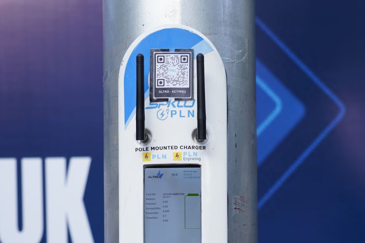 Astra Otoparts, tiang listrik, SPKLU, PLN dan Velasto Bangun SPKLU Pertama yang Menempel di Tiang Listrik