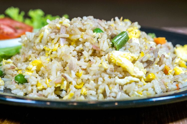 resep nasi goreng, cara membuat nasi goreng, bumbu nasi goreng, trik bikin nasi goreng, Trik Bikin Nasi Goreng Lebih Gurih dan Tidak Lembek, Kuncinya di 1 Bahan Ini, 1. Kunci Utama: Gunakan Nasi Pera, 2. Pakai Api Besar untuk Aroma Smoky, 3. Waktu Menambahkan Kecap Juga Penting, 4. Tambahan Tips untuk Gurih Maksimal
