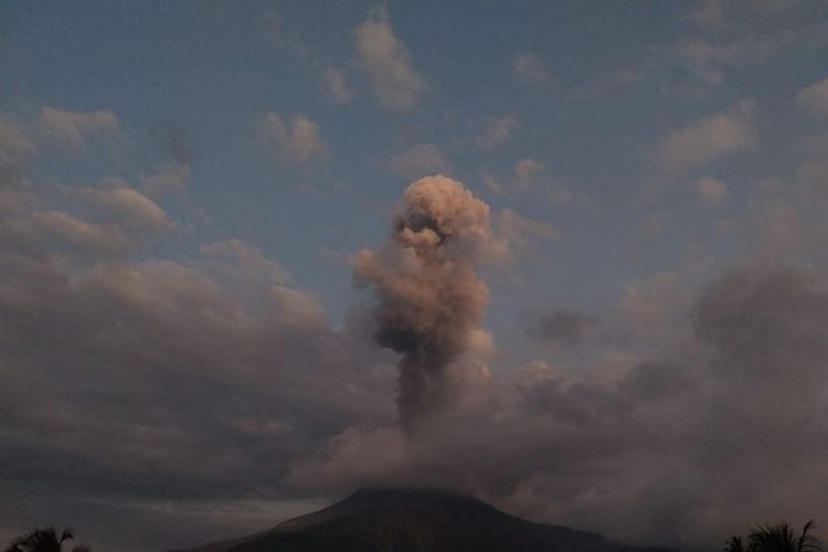 gunung meletus, gunung meletus hari ini, gunung lewolebi laki-laki meletus, gunung lewotobi, Gunung Lewotobi, Gunung Meletus Hari Ini: Lewotobi Laki-laki Erupsi Dahsyat, Kolom Abu Capai 3 Km