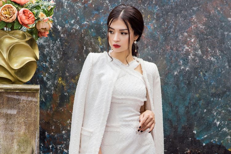 Natal, merayakan Natal, perayaan Natal, hari Natal, Rekomendasi Outfit Natal, Tampil Modis dan Elegan, 1. Serba merah lewat aksesori dan makeup, 2. Dress lipit, 3. Jaket bulu, 4. Sequin dress, 5. Serba putih dari kepala sampai kaki, 6. Bermain dengan tekstur