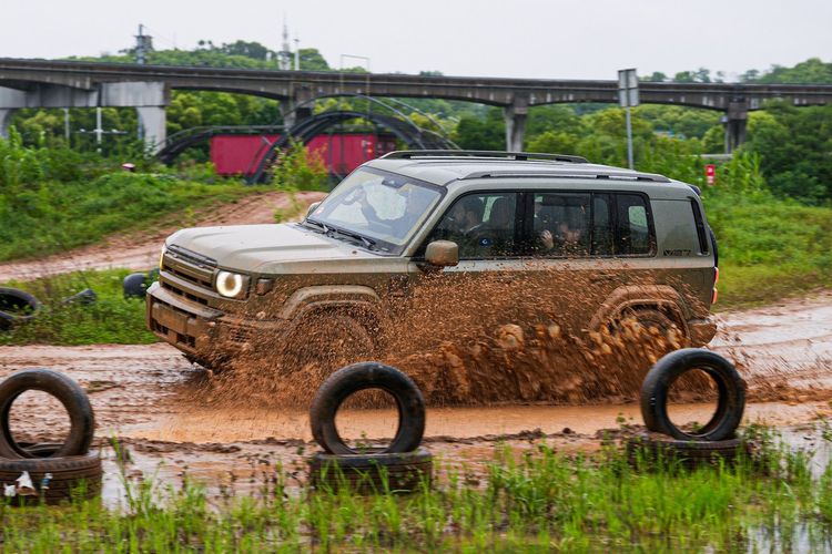 iCar, Jajal iCar V27 di Medan Off-road, Tenaga Besar dan Handling Pintar,  Test off-road iCar V27, Handling di Jalan Licin, Kontur Berbukit, Kesimpulan