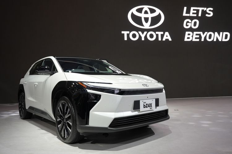 otomotif, Toyota, mobil listrik, kendaraan listrik, njkb, bZ4X, NJKB Toyota bZ4X Rakitan Lokal Muncul:  Mulai Rp 700 Jutaan