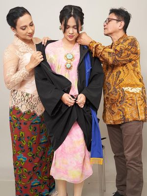 Shahnaz Haque, putri shahnaz haque, charlotte ramadhan, outfit wisuda, wisuda vintage, 6 Outfit Wisuda Putri Shahnaz Haque, Pakai Setelan Milik Sang Nenek, 1. Setelan pink warisan keluarga, 2. Motif floral, 3. Potongan klasik, 4. Aksesori, 5. Heels, 6. Makeup natural