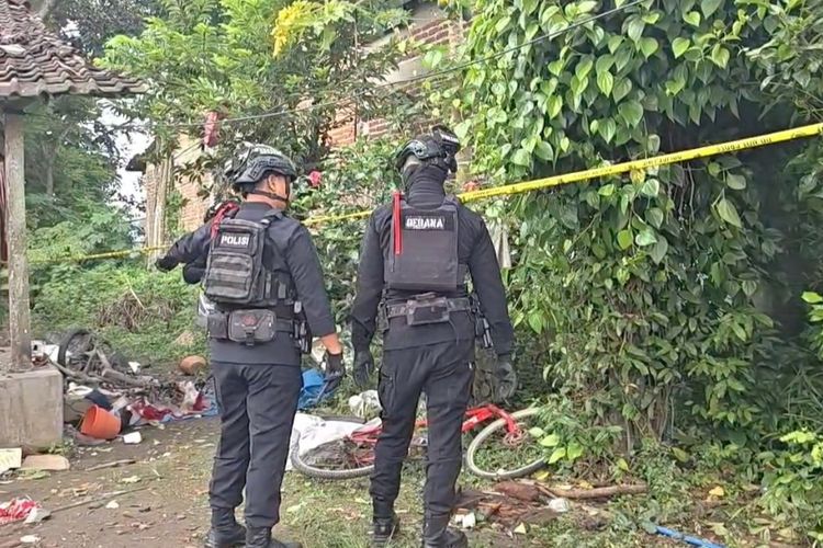 Ponorogo, Update Ledakan Petasan Ponorogo, Tim Gegana Temukan Racikan Belerang dan Potas di Rumah Minten