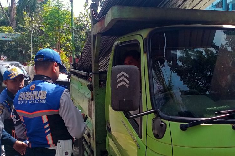 angkutan barang, pembatasan angkutan barang, truk barang, Mulai Jumat, Jalan Tol Mulai Berlakukan Pembatasan Truk