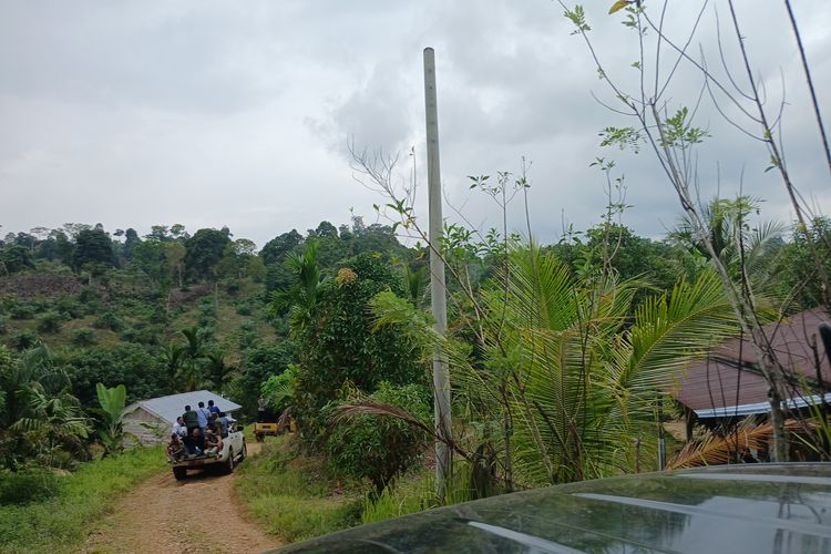 tiang listrik, pemindahan tiang listrik, tiang listrik di depan rumah, biaya pemindahan tiang listrik, Bisakah Minta Kompensasi Tiang Listrik Dipasang di Lahan Warga? Ini Aturannya, Hak Hukum vs Realita Tiang Listrik di Lahan Warga, YLKI: Warga Berhak Mendapat Kompensasi, Beban Biaya dan Hilangnya Rasa Keadilan, PLN Tegaskan Sesuai Aturan