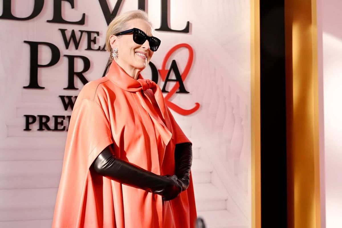 Miranda Priestly, Meryl Streep, Meryl Streep Bikin Kejutan di Premier The Devil Wears Prada 2, Ini Rahasia di Balik Gayanya, Outfit sebelum red carpet jadi bagian dari strategi, Outfit Givenchy tampilkan kesan kuat dan berwibawa, Bukan sekadar “kostum Miranda”, tetapi evolusi gaya Meryl Streep, Power dressing jadi benang merah sepanjang tur, Detail kecil jadi kunci storytelling fashion, Penampilan yang memadukan karakter dan identitas pribadi