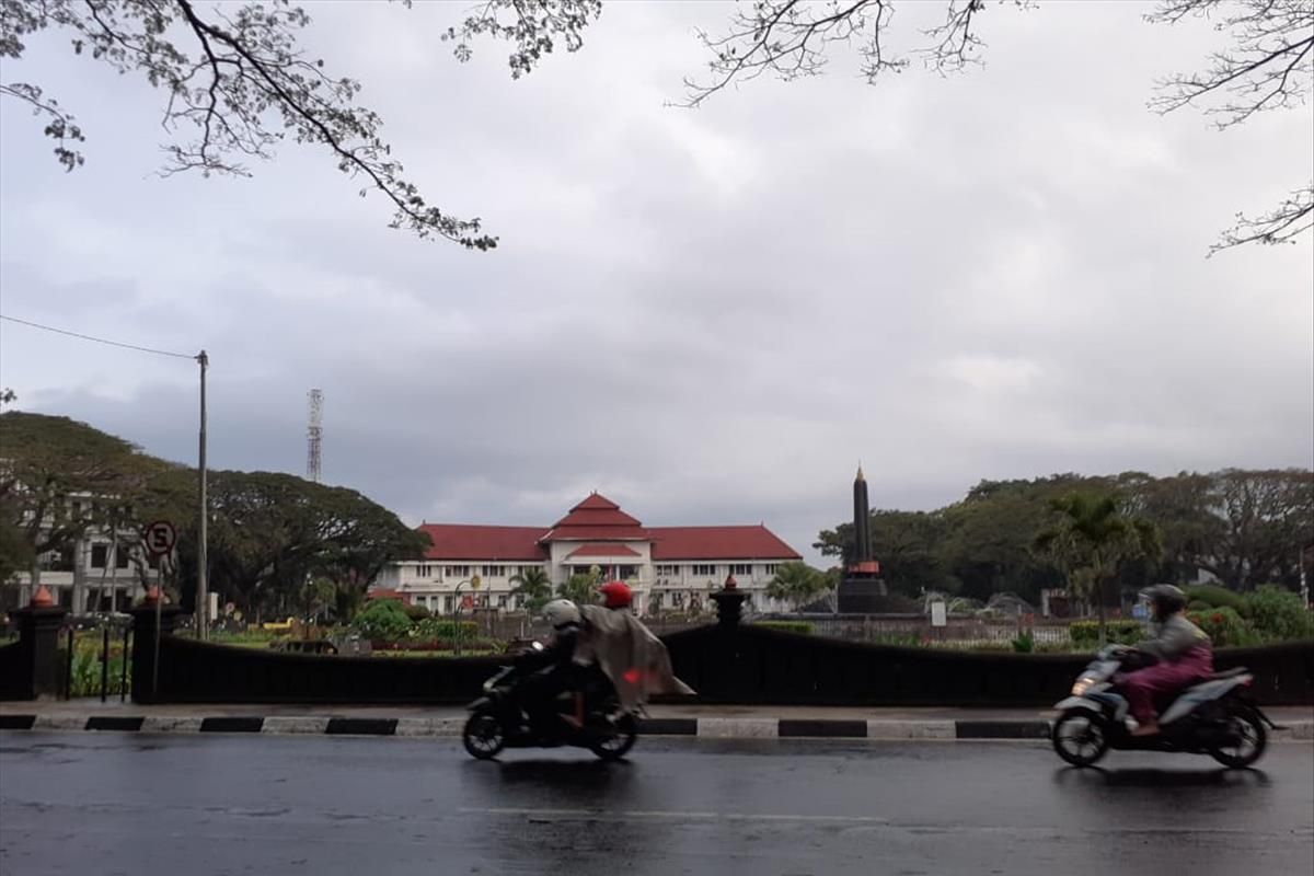 hujan ringan, Jabodetabek, Hujan Gerimis Ternyata Lebih Berisiko Bagi Pengendara Motor