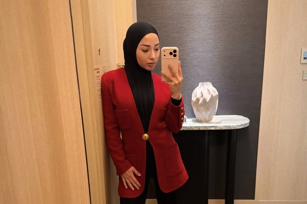 6 Gaya Berhijab Nikita Willy Saat Liburan ke Jepang, Anggun dan Stylish, 1. Blazer merah jadi statement utama, 2. Hijab simpel yang menyatu dengan outfit, 3. Siluet monokrom di bagian bawah memberi efek jenjang, 4. Makeup natural dan aksesori minim tetap jadi andalan, 5. Sepatu pointed heels memberi kesan dewasa, 6. Kacamata hitam menambah sentuhan modern