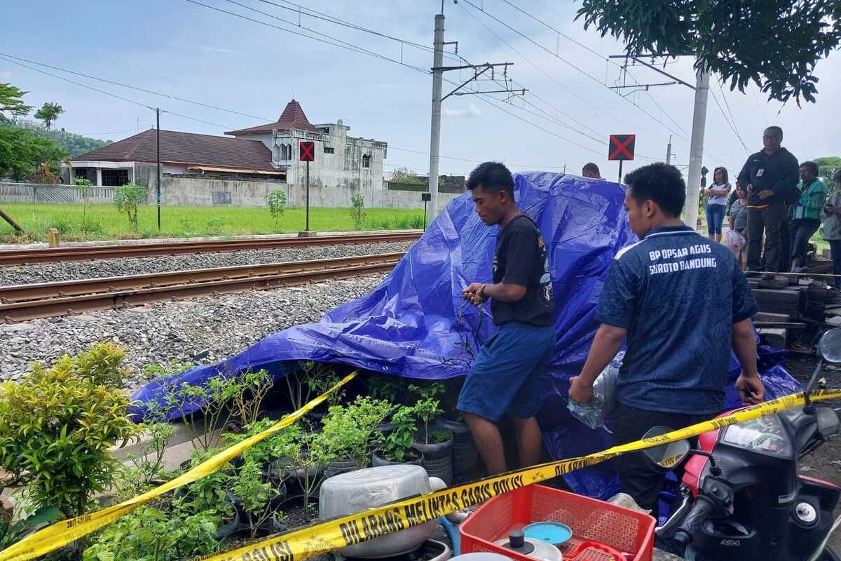 Kereta Api, kereta api, kecelakaan kereta, kecelakaan kereta api hari ini, Kecelakaan Sleman, kecelakaan kereta di sleman, kecelakaan ka bangunkarta, kecelakaan kereta di Prambanan, KA Bangunkarta tabrak mobil motor, Kecelakaan Kereta di Prambanan Tewaskan 3 Orang, Saksi: Palang Tak Menutup, Sirene Tak Bunyi